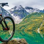 Maastopyörä vuoriston ympäröivän järven edustalla.