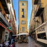 Keltainen talo keskellä Nizzan vanhan kaupungin kapeita kujia.