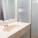 Scandic Pohjanhovi, standard-huoneen kylpyhuone