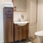 Santa Claus Holiday Village, Joulupukin lomakylä, Classic Cottages-huoneiston wc