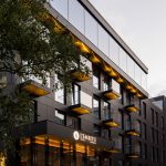 Hotellin parvekkeita ulkoapäin kuvattuna