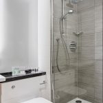 Holiday Inn Belfast City Centre, Guest -luokan huoneen kylpyhuone
