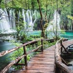 Kansallispuisto Plitvice, puinen kulkureitti vesiputouksen äärellä