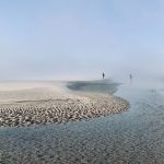 Vattimeren ranta, ihmisiä kaukana taustalla