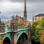 Kelvinbridge -kävelysilta Glasgow'ssa, taustalla näkyy Lansdowne Parish kirkon torni.