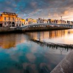 Dublinin Ha'penny -silta auringonlaskun aikaan.