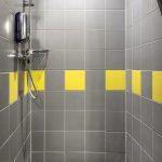 Standard huoneen suihkussa on keltaharmaa laatoitus