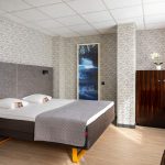 Perhehuoneen makuuhuone