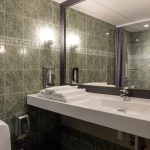 Perhehuoneen kylpyhuone