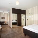 Standard-huone (classical side building)