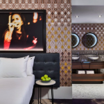 Vuode ja lavuaarit taustalla