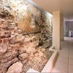 Kylpylään johtavaa käytävää koristaa upea tiiliseinä