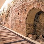 Kylpylään johtavaa käytävää koristaa upea tiiliseinä