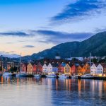 Veneitä satamassa Bryggenin vanhojen puutalojen edessä Bergenissä