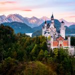 Linna vuoriston ja luonnon keskellä