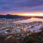 Ilmakuva Bergenistä auringonnousun aikaan.