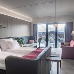 Hotel Norge by Scandic tilava huone parvekkeella