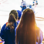 Ihmisiä katsomossa jääkiekkopelissä.