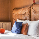 Tyynyjä ja sängynpääty