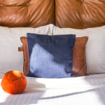 Tyynyjä ja oranssi pallo sängyllä