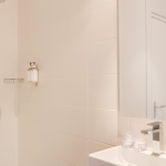 Valkoinen kylpyhuone