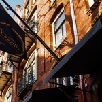 Hotellin sisäänkäynti ja lippu ovella