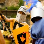 Lapset leikkivät keskiaikaisessa turnajaisnäytöksessä.