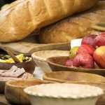 Keskiajalle tyypillisiä ruokia puisissa astioissa.