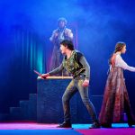 Kolme näyttelijää keskiaikaisissa asuissa näyttämöllä.