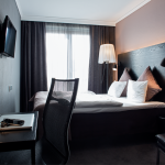 Parivuoteellinen huone verhot auki