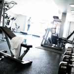 Kuntosalin ikkunasta tulee valoa