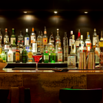 Baaritiski, pulloja taustalla hyllyssä