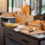 Tuoretta leipää pöydällä