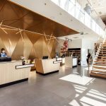 Vastaanottoaula ja portaat