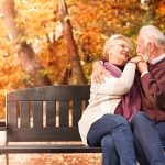 Pari syksyisen puiston penkillä