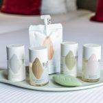 Kylpytuotteita sängyllä