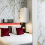 Small-huone parisängyllä