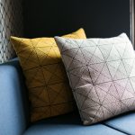 Kaksi koristetyynyä sohvalla