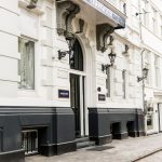 Katunäkymä hotellin sisäänkäynnistä