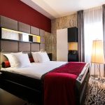 Punasävyinen huone prisängyllä