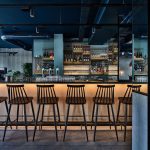 Baarituoleja rivissä