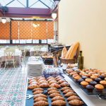 Aamiaisleivonnaisia pöydällä