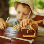 Dino Parkas -dinosauruspuisto leikkiä dinosauruksella