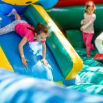 Vembu-Tembumaa tyttö liukumäessä