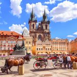 Hevoskärryjä Prahan vanhankaupungin aukiolla kesäisenä päivänä.