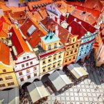 Ylhäältä otettu kuva Prahan vanhankaupungin aukiosta ja värikkäistä rakennuksista.