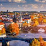 Näkymää Prahaan ja Vltava-joelle syksyisenä päivänä.