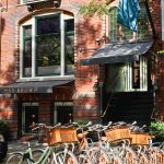 Pyöriä hotellin edustalla