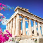 Parthenon-temppeli, pinkkejä kukkasia vasemmassa laidassa