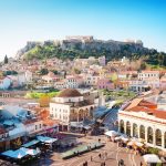 Näkymä kaupunkien kattojen yli Akropolis-kukkulalle.